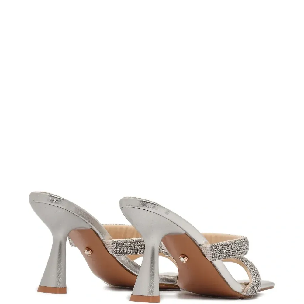 Декорированные босоножки