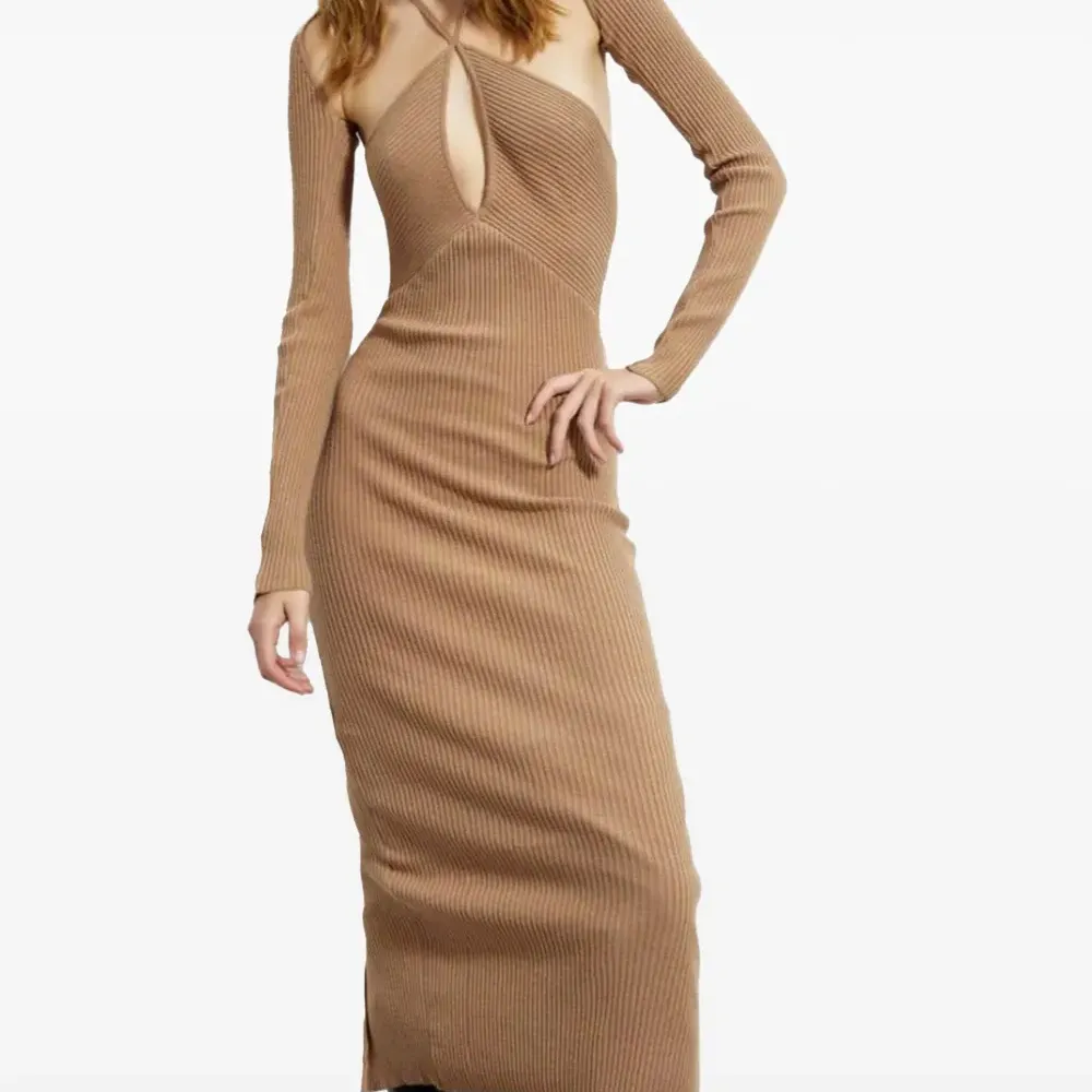 платье миди в рубчик с вырезами