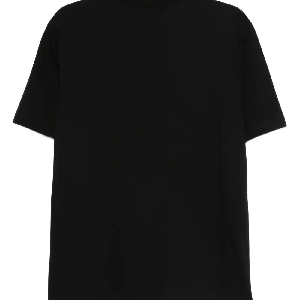 футболка с вышитым логотипом