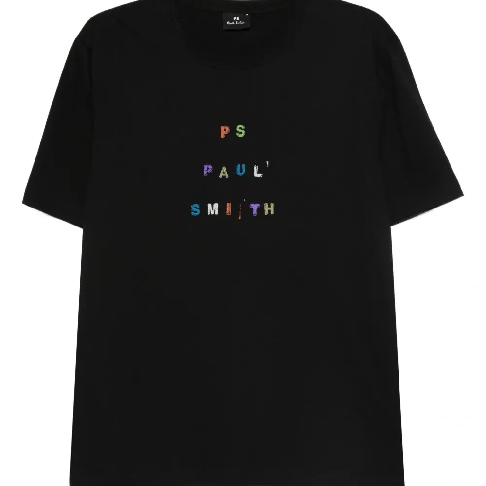 футболка с вышитым логотипом