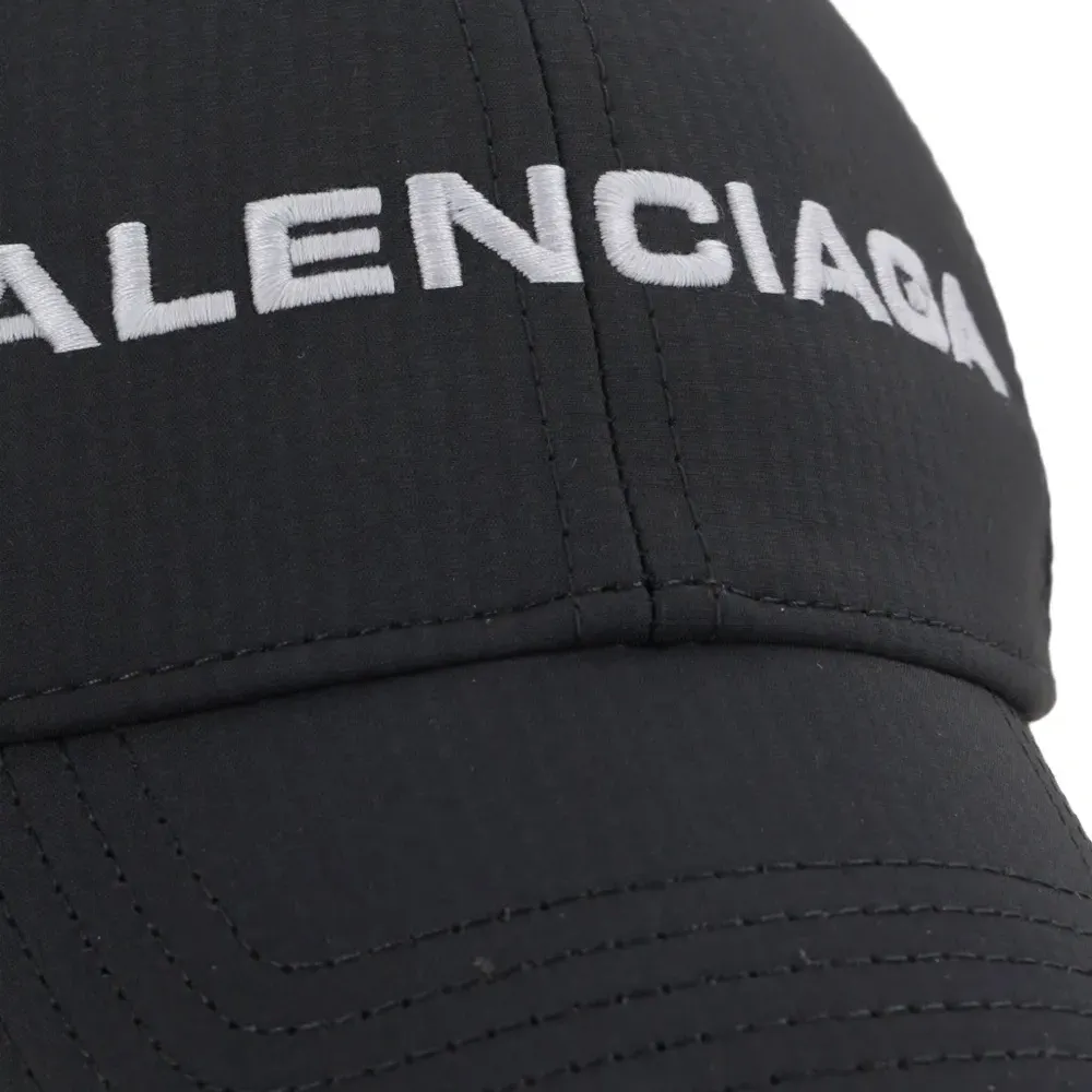 бейсболка с вышитым логотипом