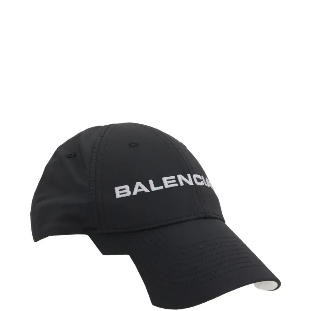 бейсболка с вышитым логотипом