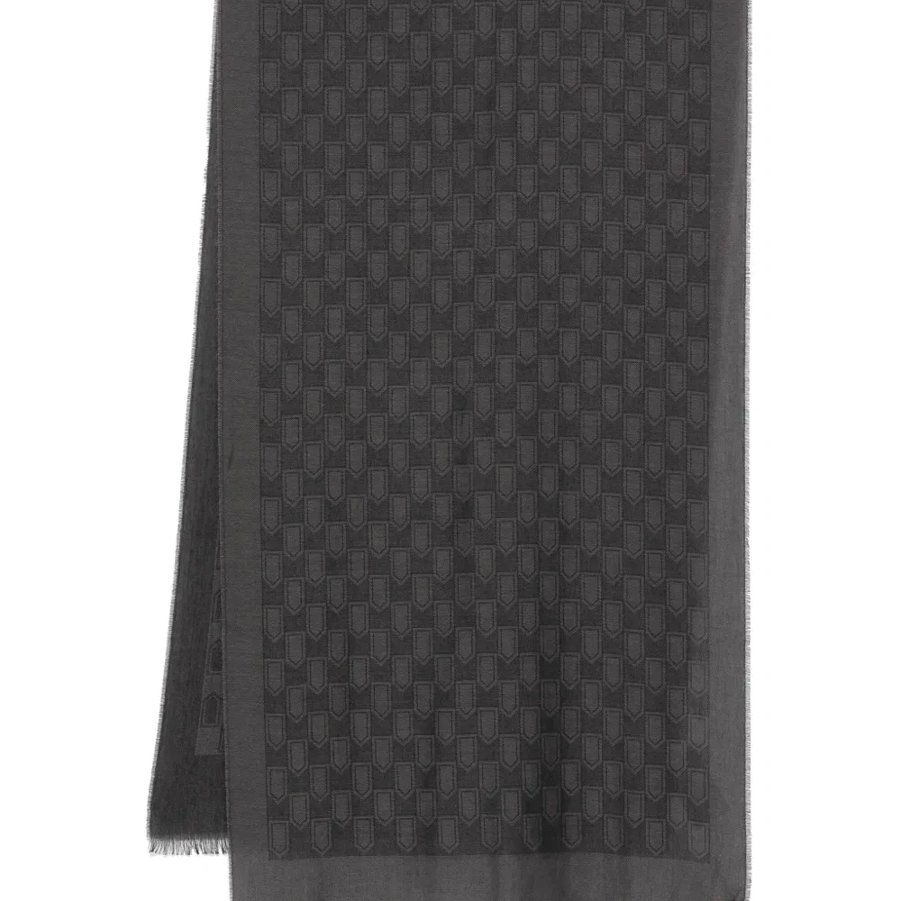 шарф с бахромой и узором