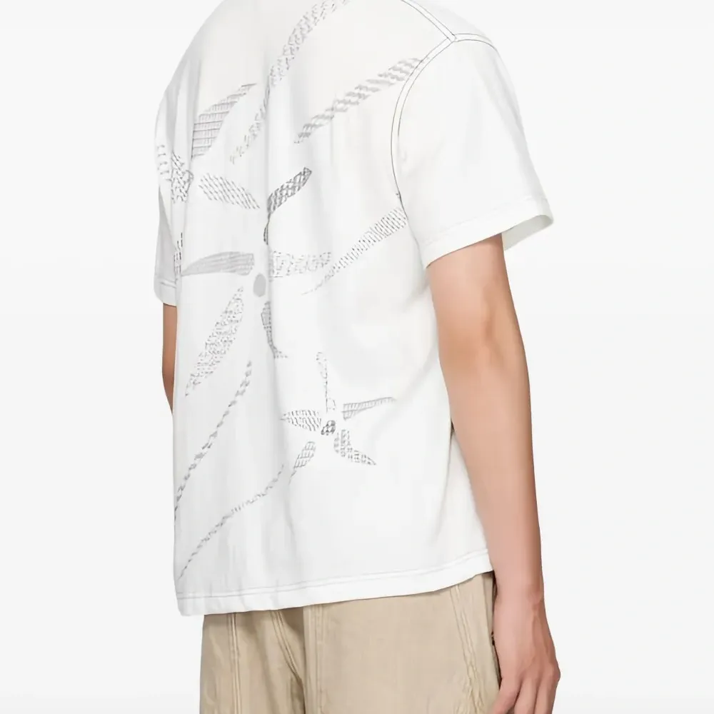 Футболка с графичным принтом и декоративной отстрочкой