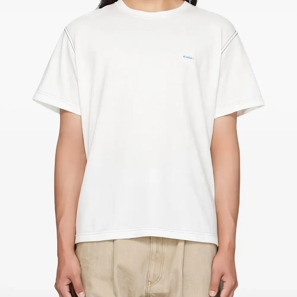 Футболка с графичным принтом и декоративной отстрочкой