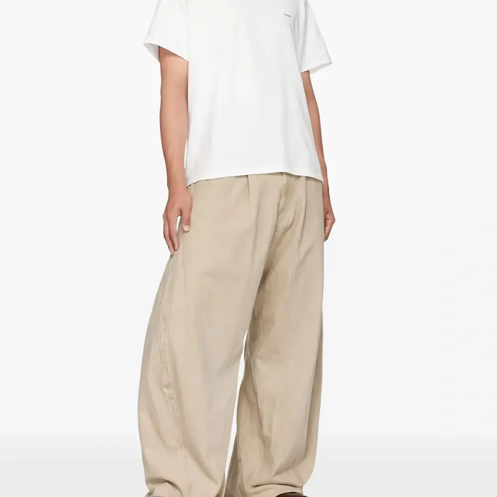 Футболка с графичным принтом и декоративной отстрочкой