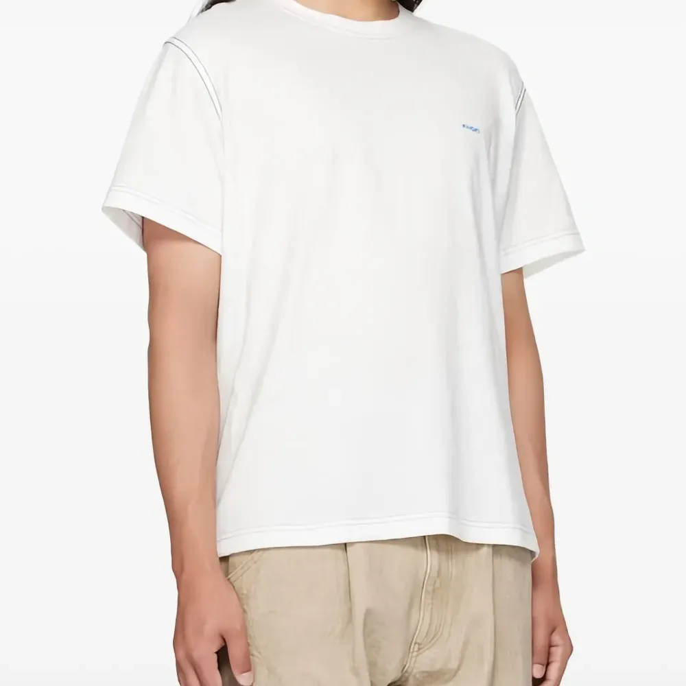 Футболка с графичным принтом и декоративной отстрочкой