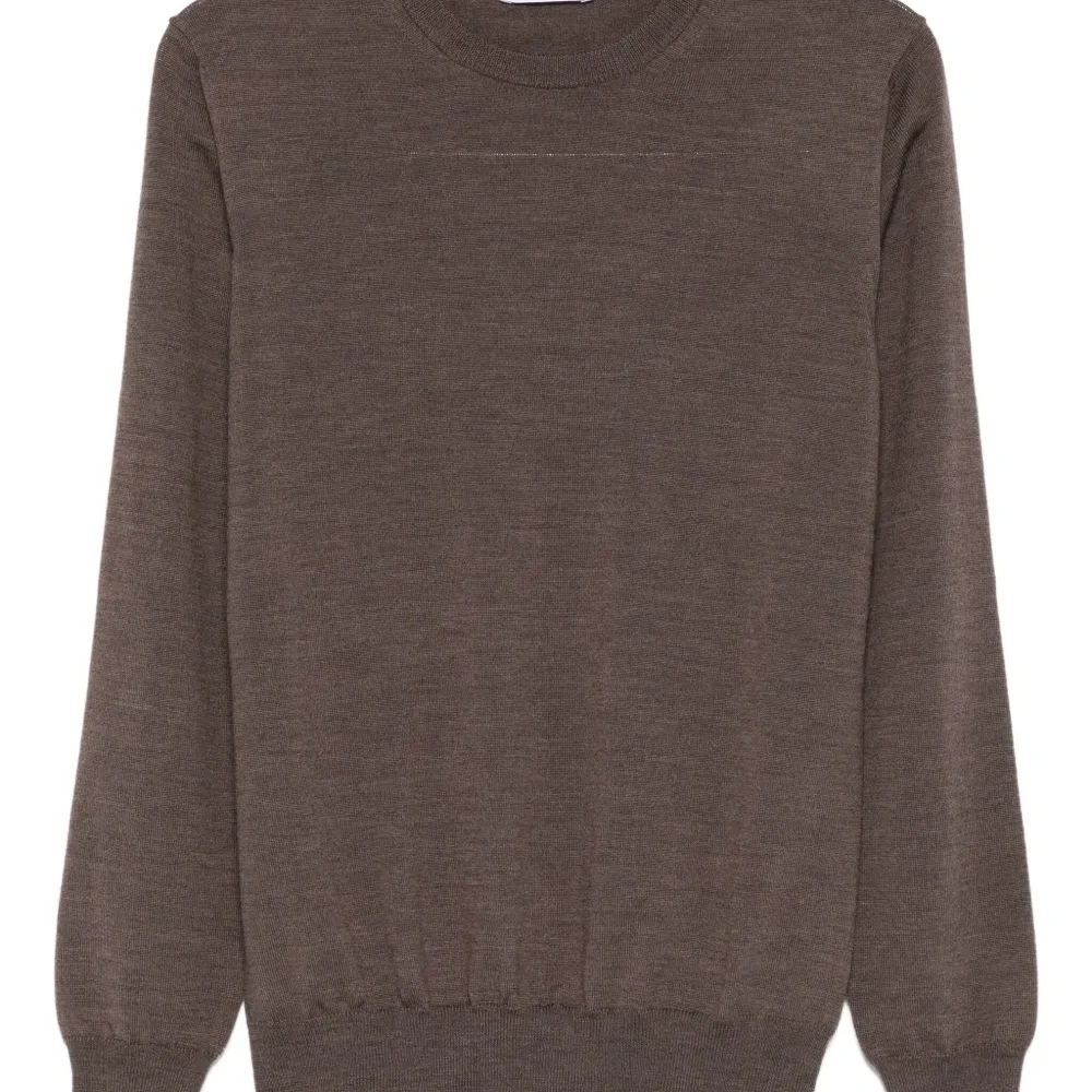 Свитер с круглым вырезом