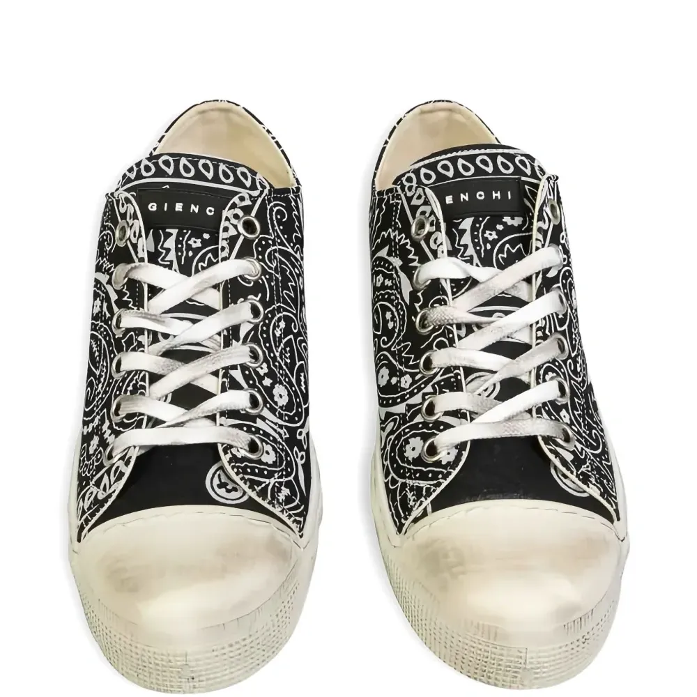 Кроссовки с принтом из коллаборации с Jean Michel