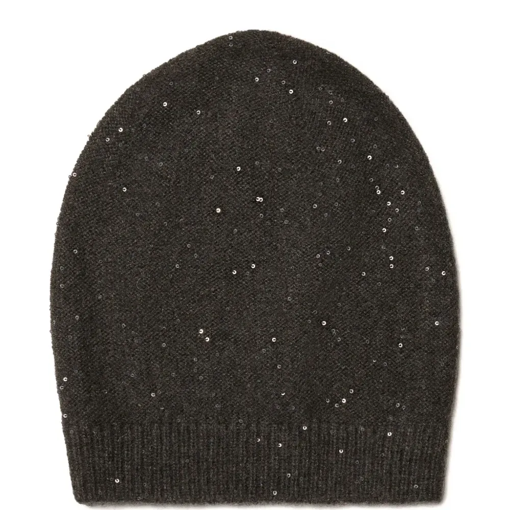 Шапка, украшенная пайетками