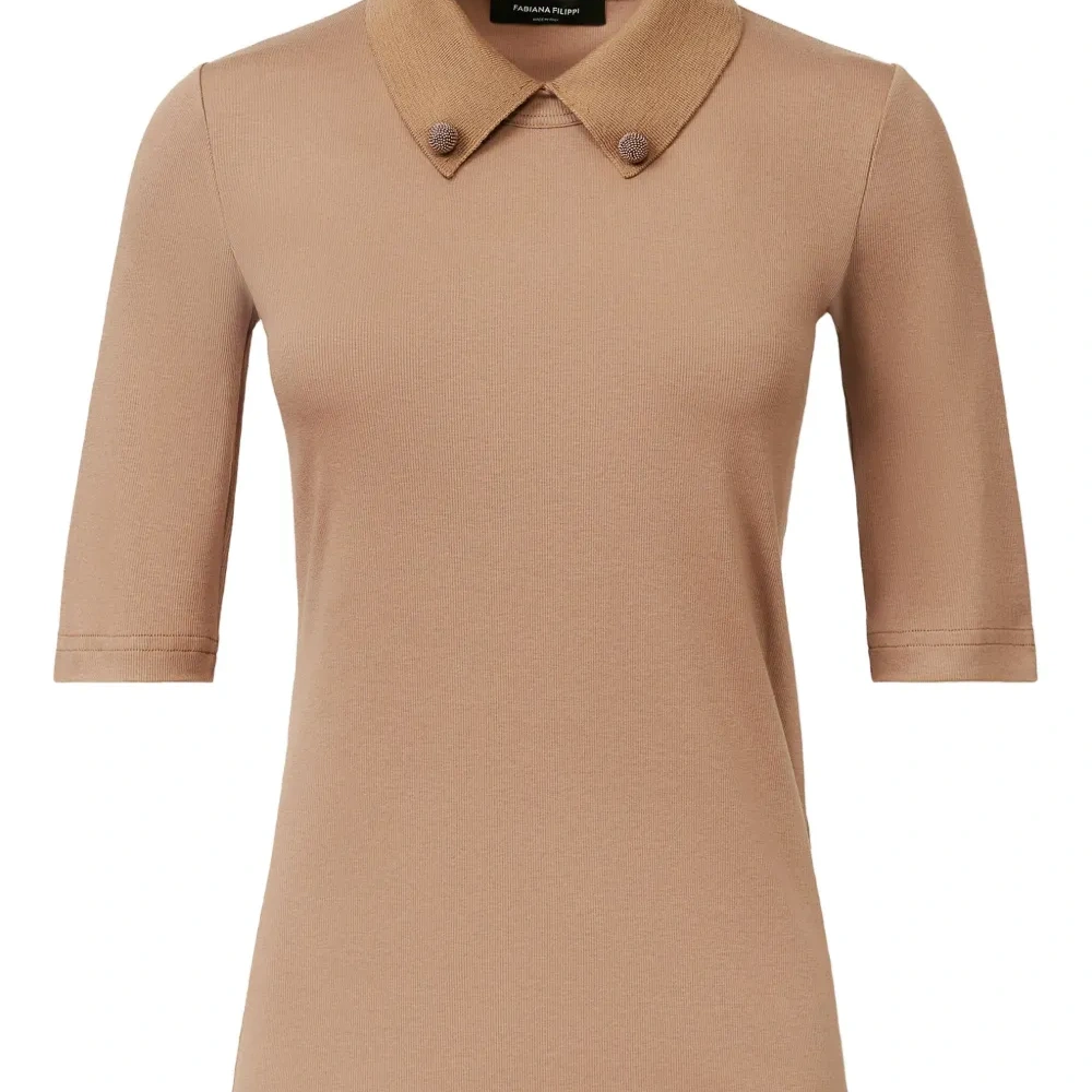 топ с короткими рукавами и декорированным воротником