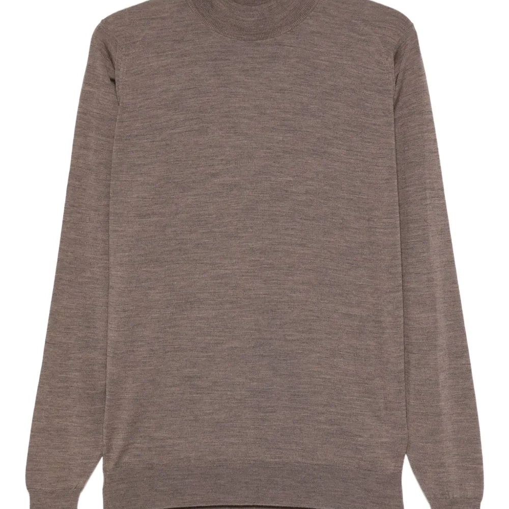 Свитер с высоким воротником