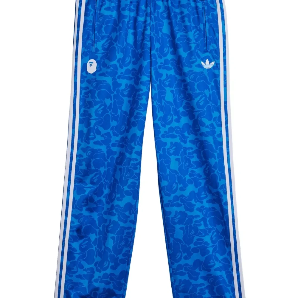 Спортивные брюки с камуфляжным принтом из коллаборации с BAPE Спортивные брюки с камуфляжным принтом из коллаборации с BAPE