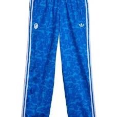 Спортивные брюки с камуфляжным принтом из коллаборации с BAPE Спортивные брюки с камуфляжным принтом из коллаборации с BAPE
