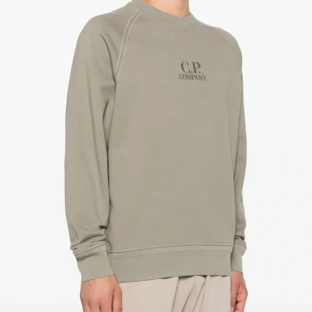 Толстовка с вышитым логотипом