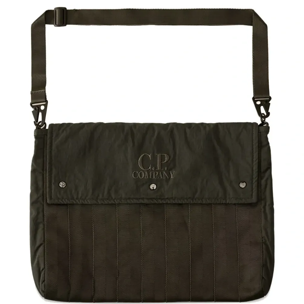 Сумка на плечо с декоративной строчкой