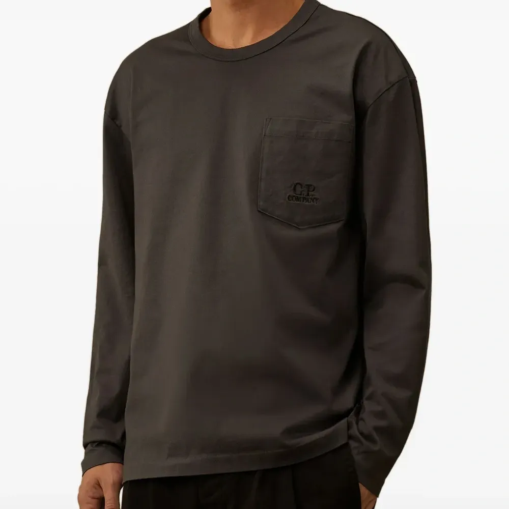 Футболка с длинными рукавами и карманом Футболка с длинными рукавами и карманом