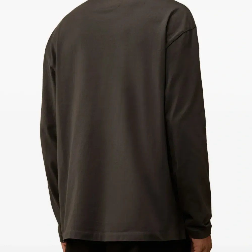 Футболка с длинными рукавами и карманом Футболка с длинными рукавами и карманом