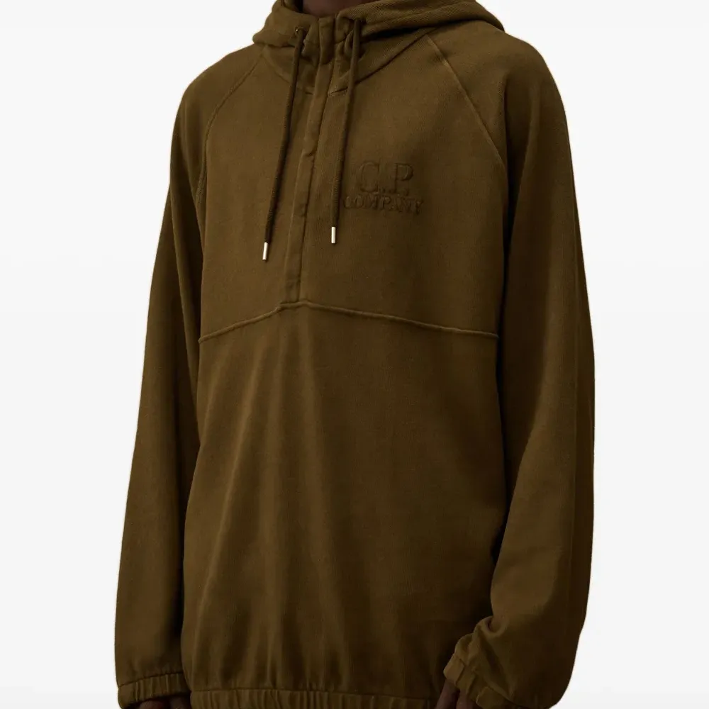 Худи с капюшоном и вышивкой