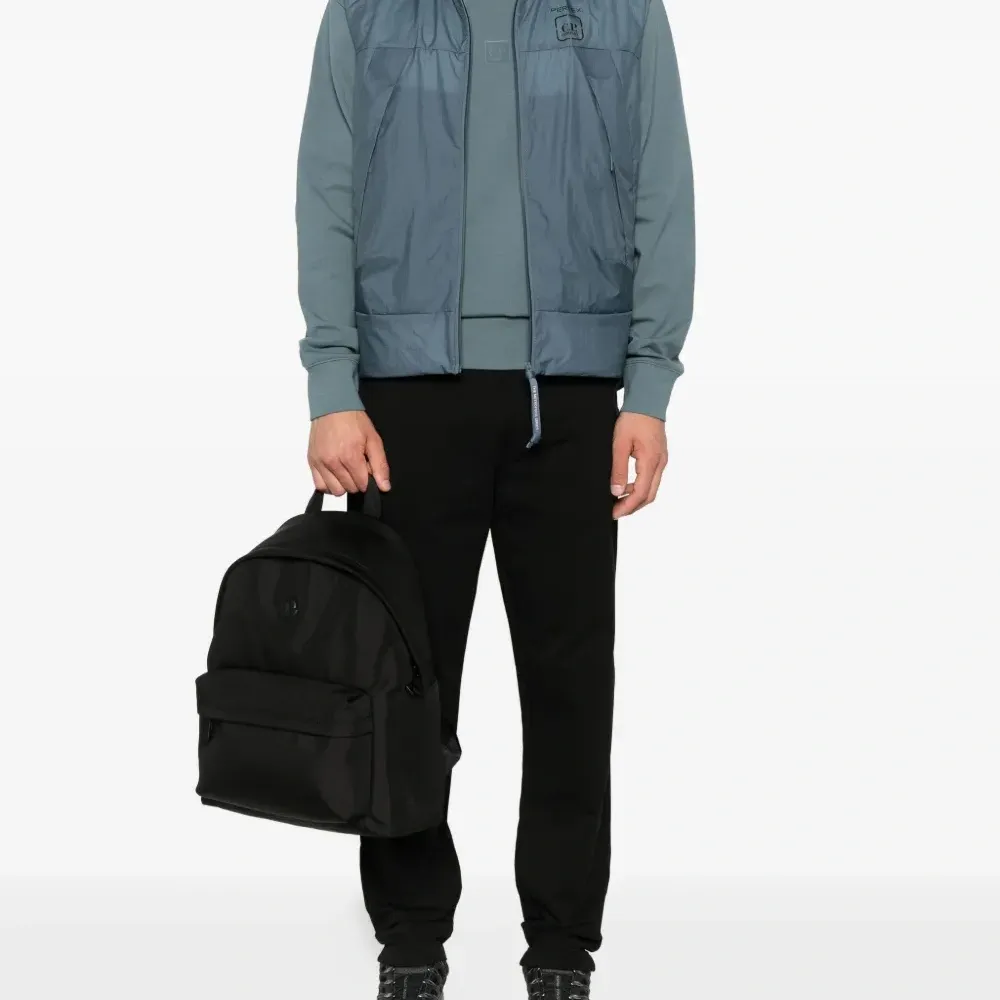 толстовка с круглым вырезом и логотипом толстовка с круглым вырезом и логотипом