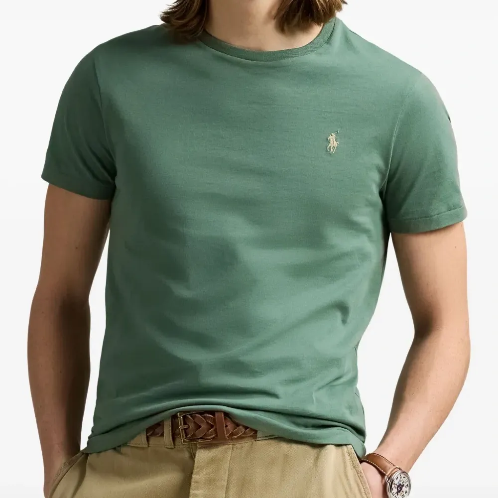 Футболка с вышитым логотипом