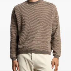 Свитер с геометричным узором