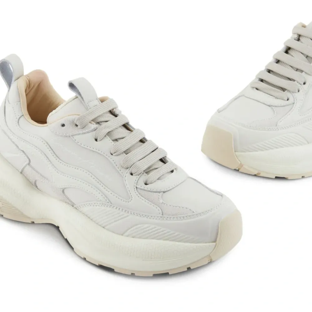 Кроссовки на массивной платформе