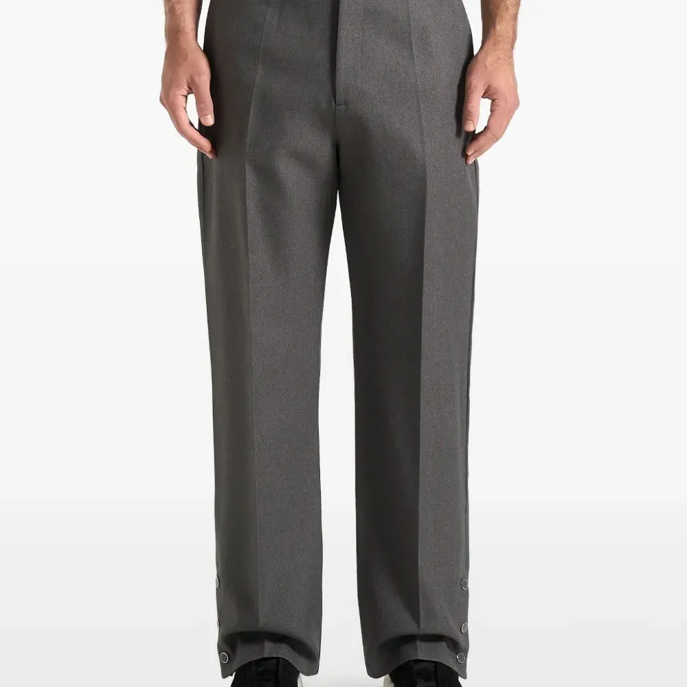 Брюки Boris строгого кроя с манжетами на пуговицах