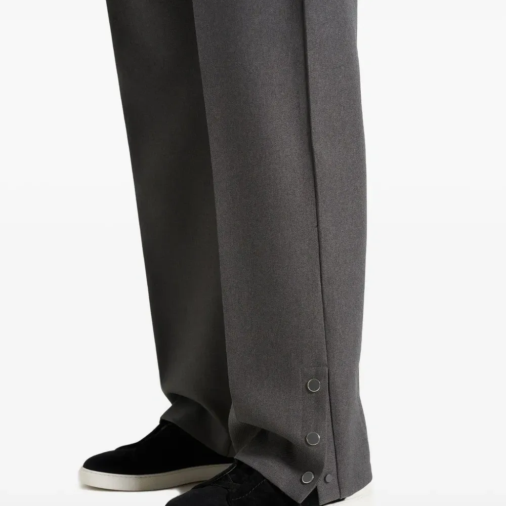 Брюки Boris строгого кроя с манжетами на пуговицах