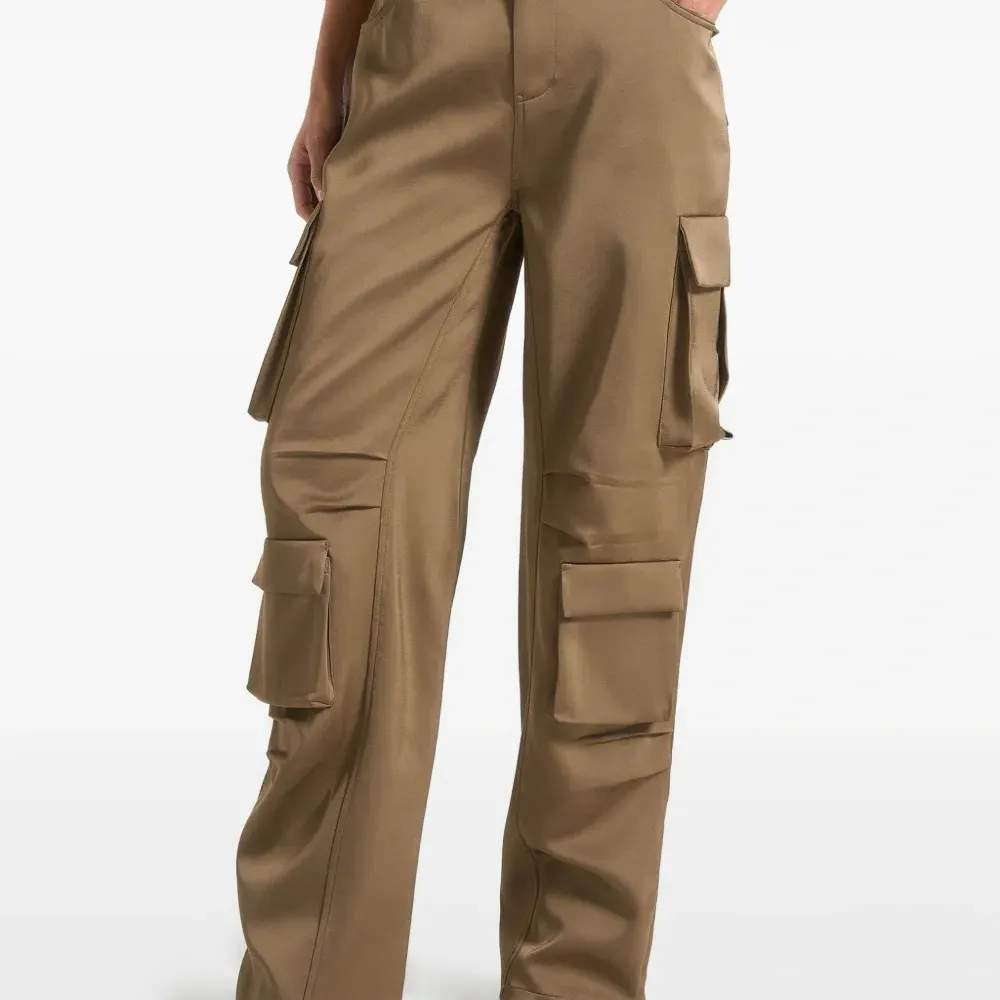 Атласные брюки карго Emilie с завышенной талией