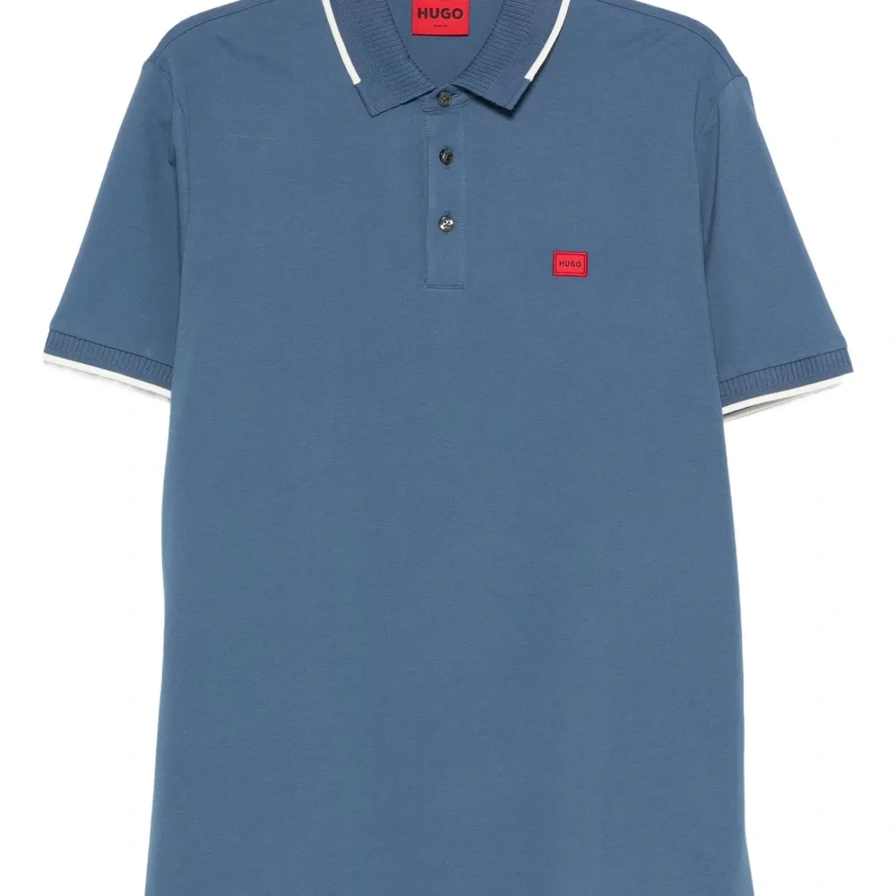 рубашка поло с полосками на воротнике и логотипом