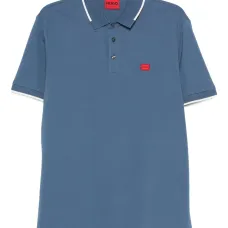 рубашка поло с полосками на воротнике и логотипом