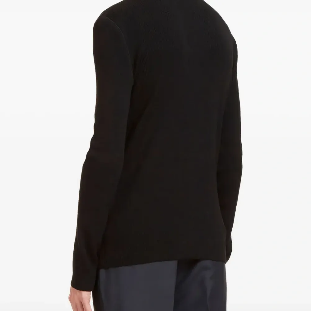 Вязаный свитер с горлом