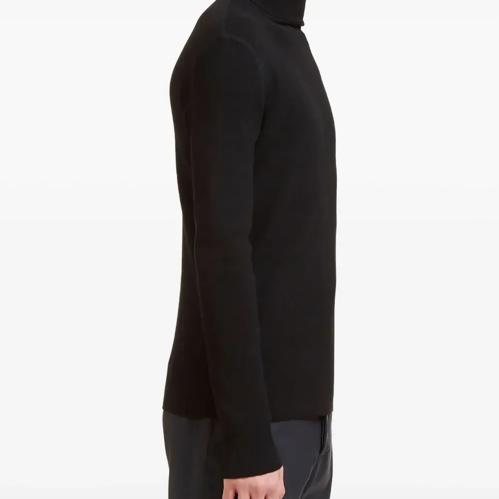 Вязаный свитер с горлом