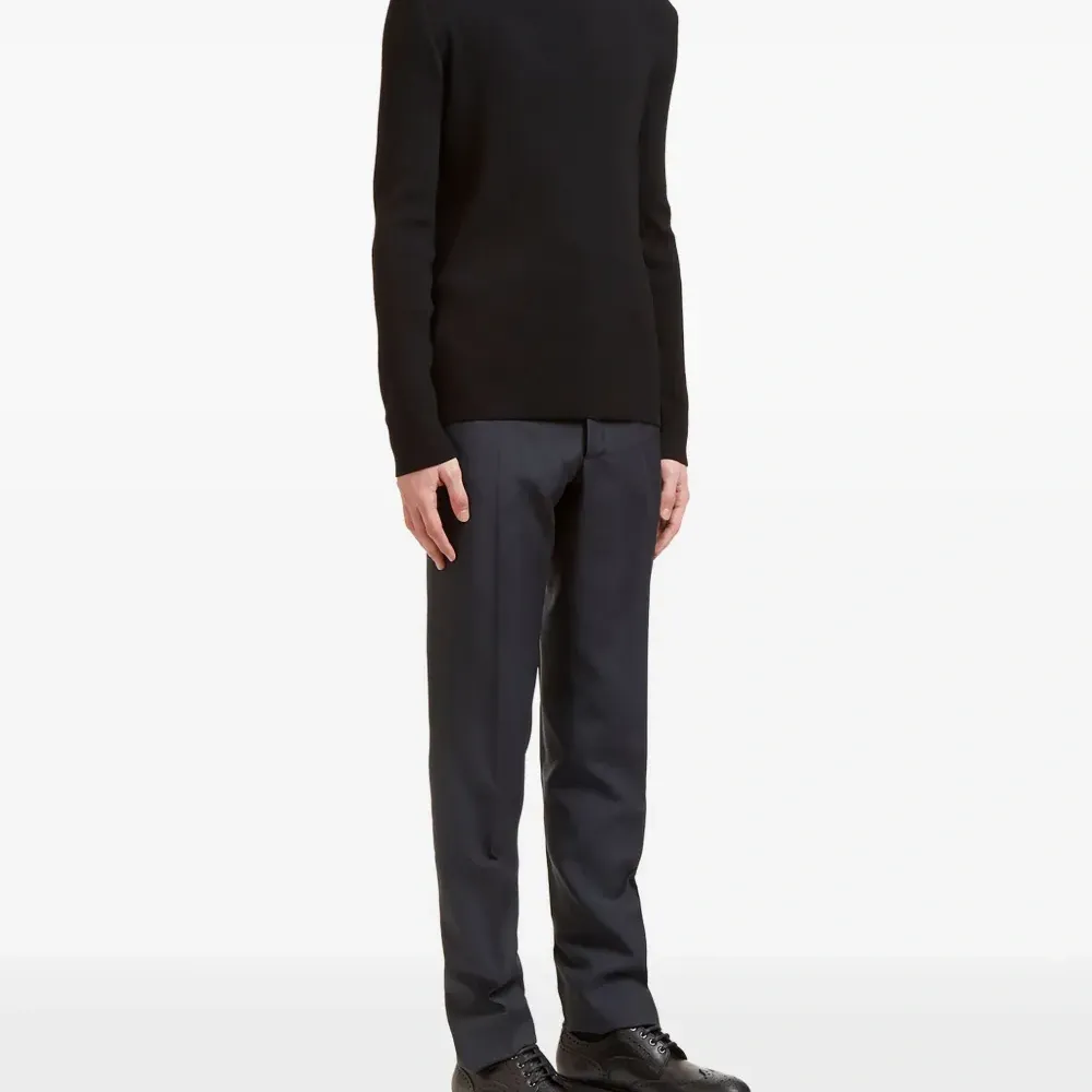 Вязаный свитер с горлом