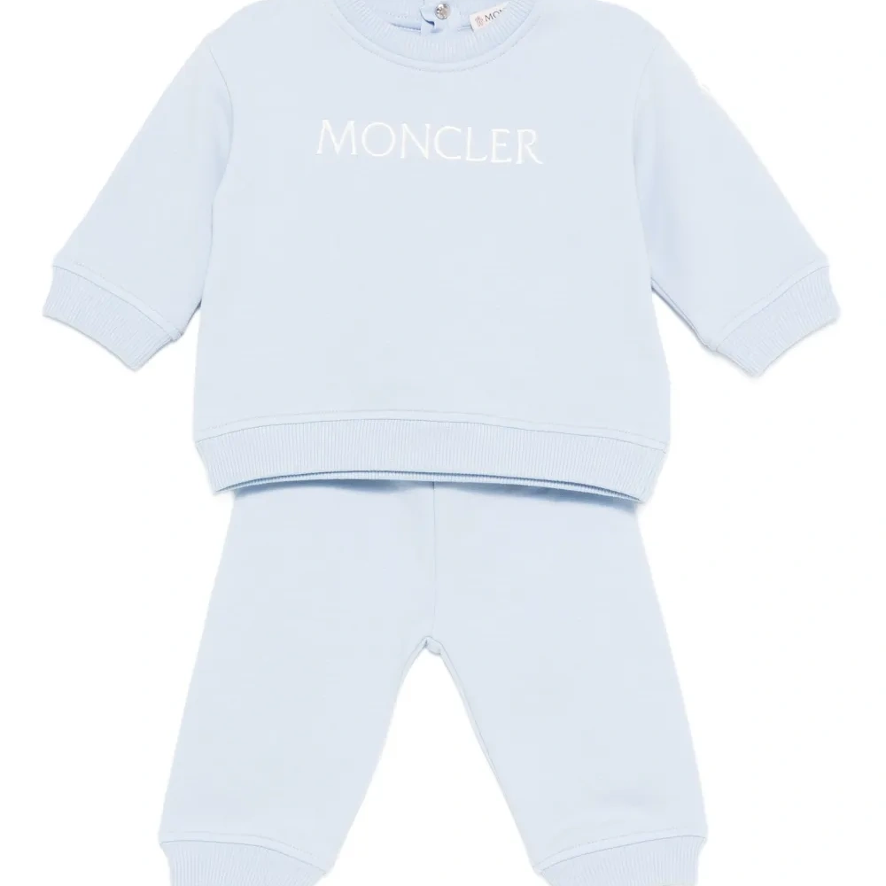 спортивный костюм с вышитым логотипом