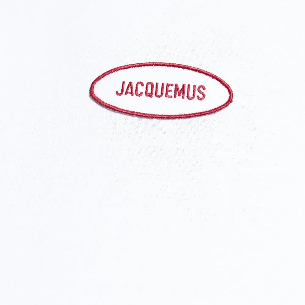 Футболка с вышитым логотипом