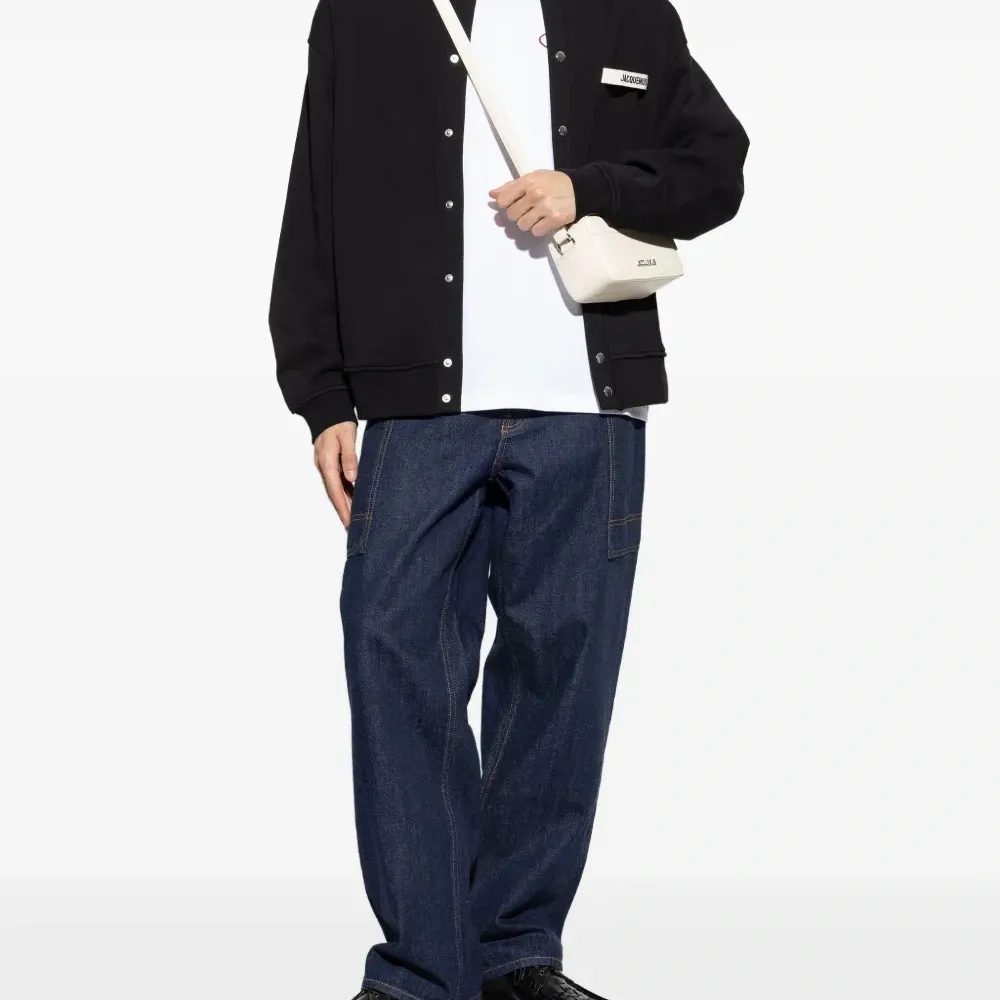 Футболка с вышитым логотипом