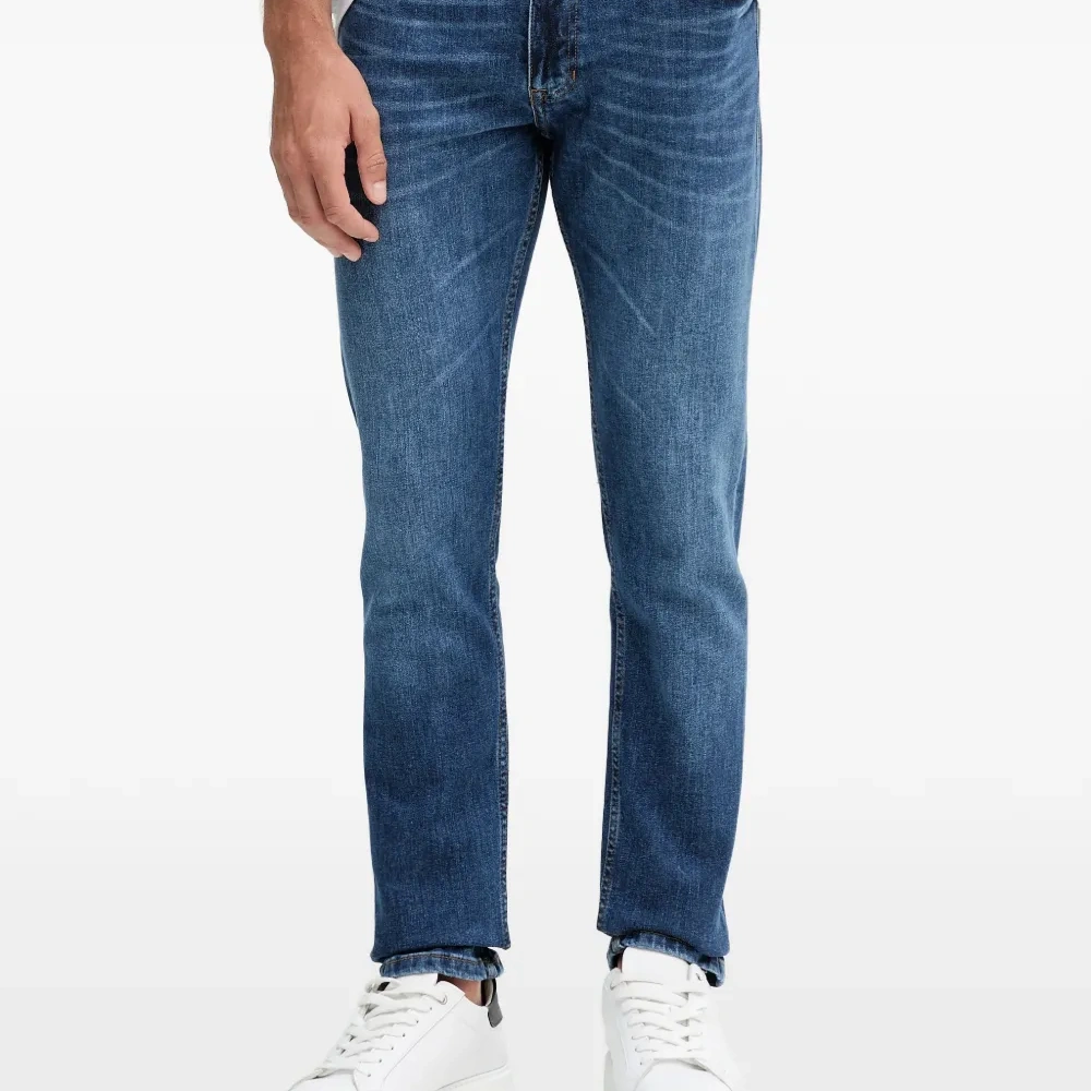 Джинсы с нашивкой-логотипом и шлевками для ремня