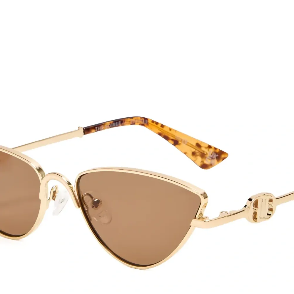 Солнцезащитные очки в геометричной оправе