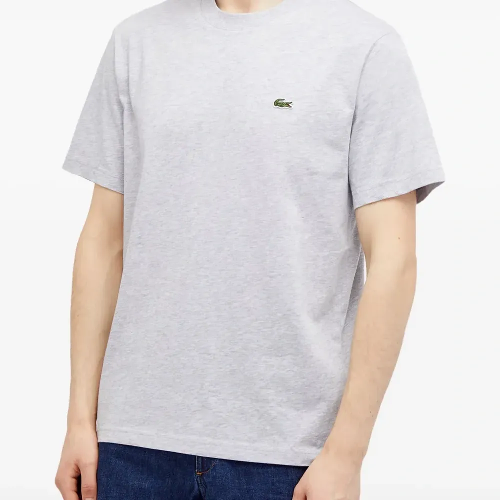 Футболка с нашивкой-логотипом