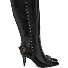 Сапоги с пряжками и заклепками