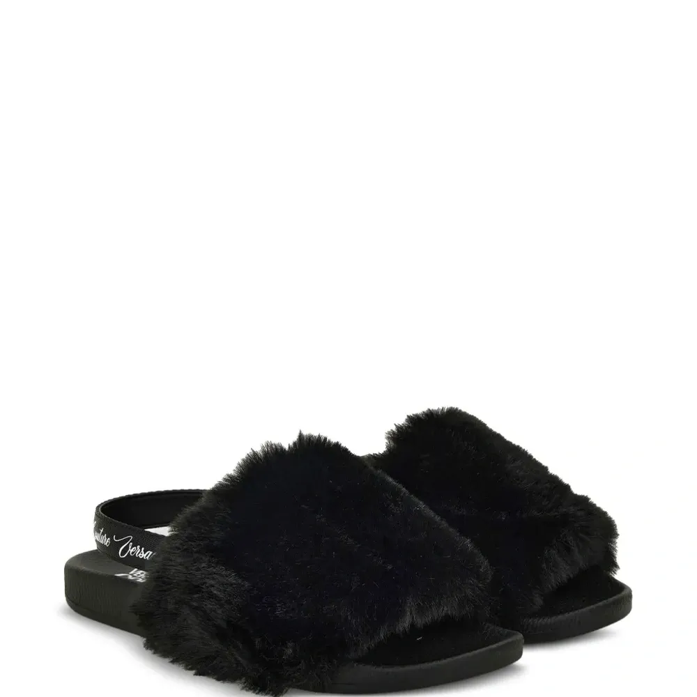 Шлепанцы с ремешком на пятке и мехом Шлепанцы с ремешком на пятке и мехом