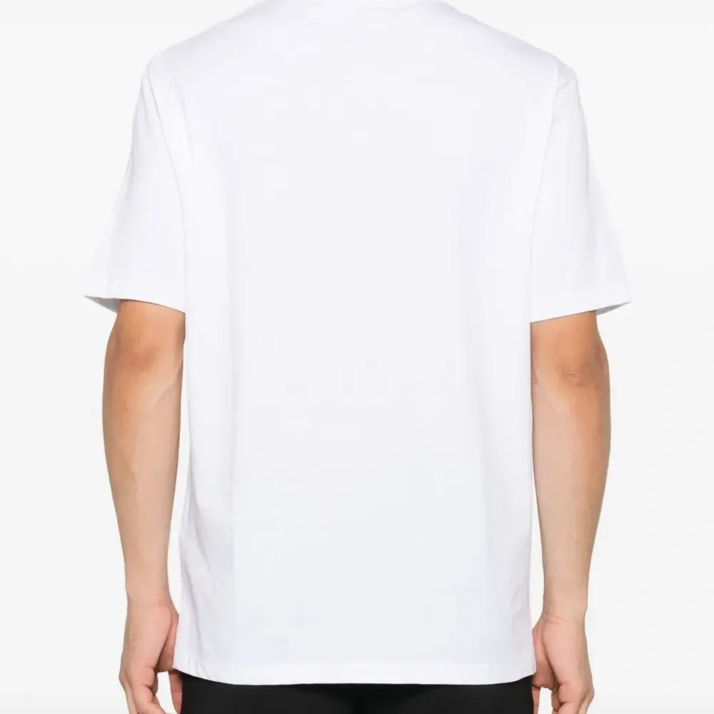 футболка с логотипом