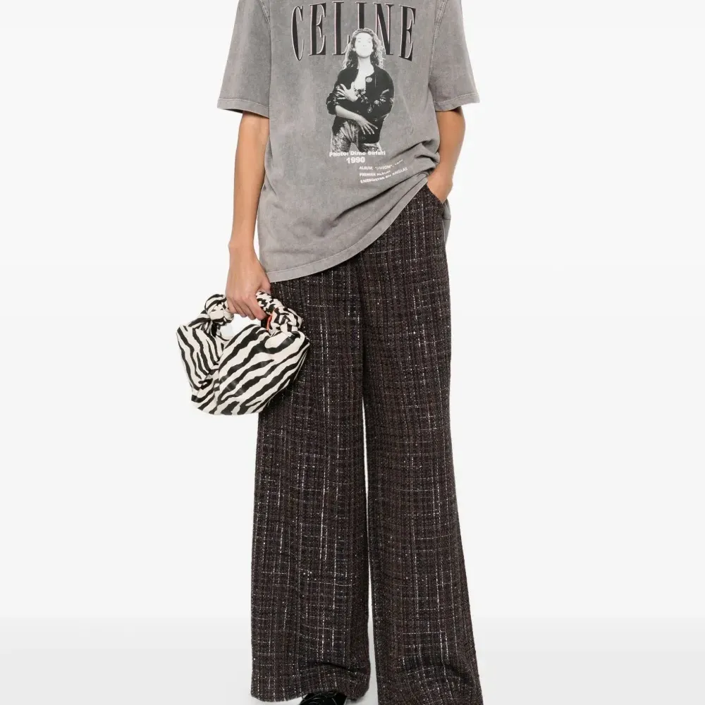 Клетчатые расклешённые брюки