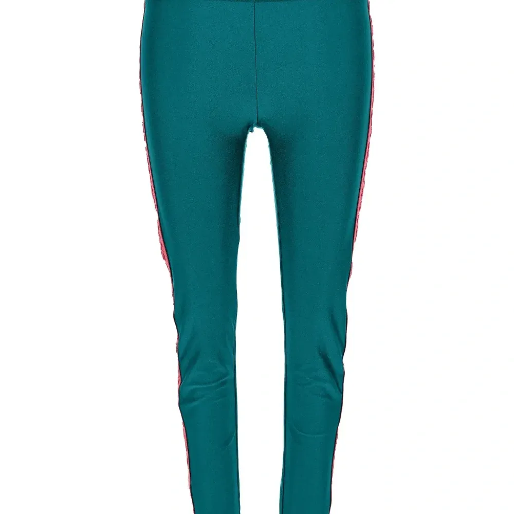 Легинсы с тисненым логотипом