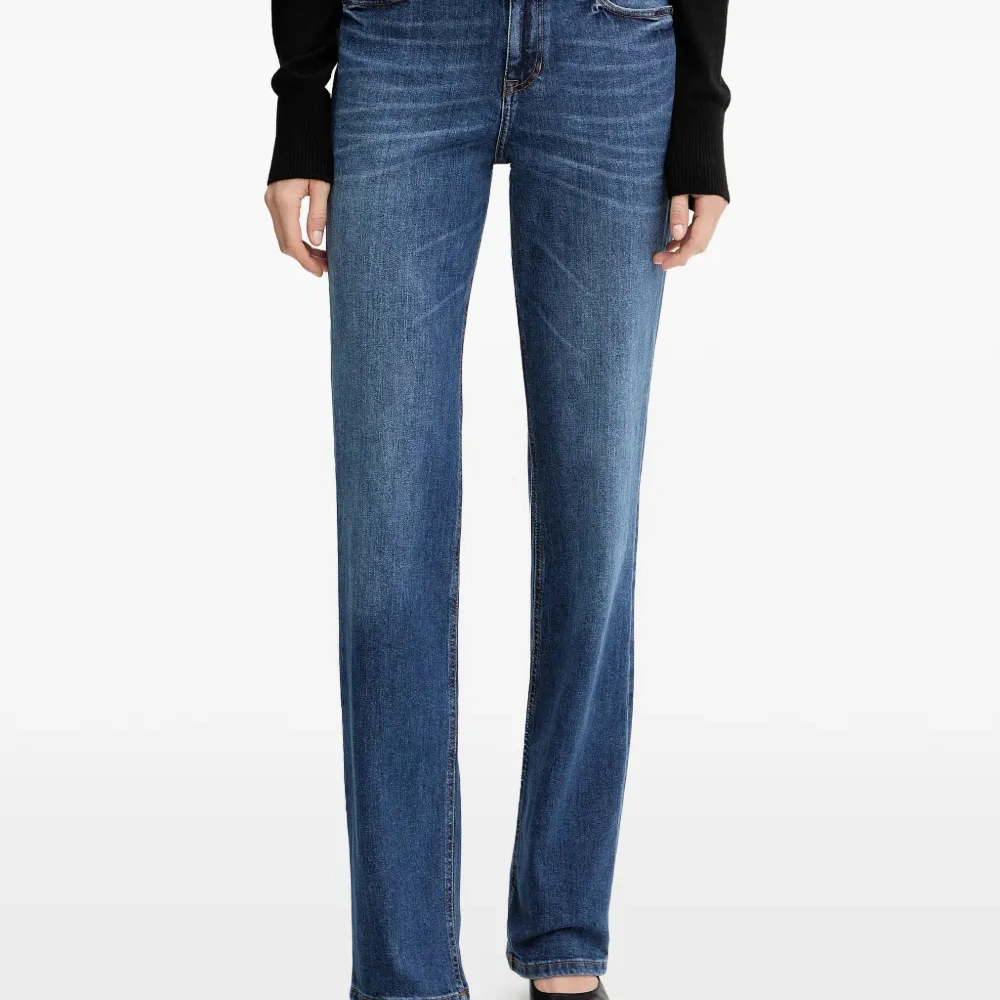 Джинсы с шлевками и нашивкой с логотипом