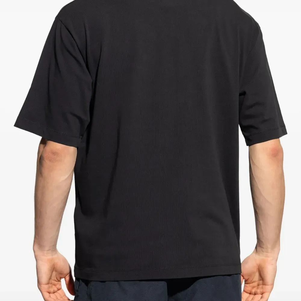 футболка с логотипом