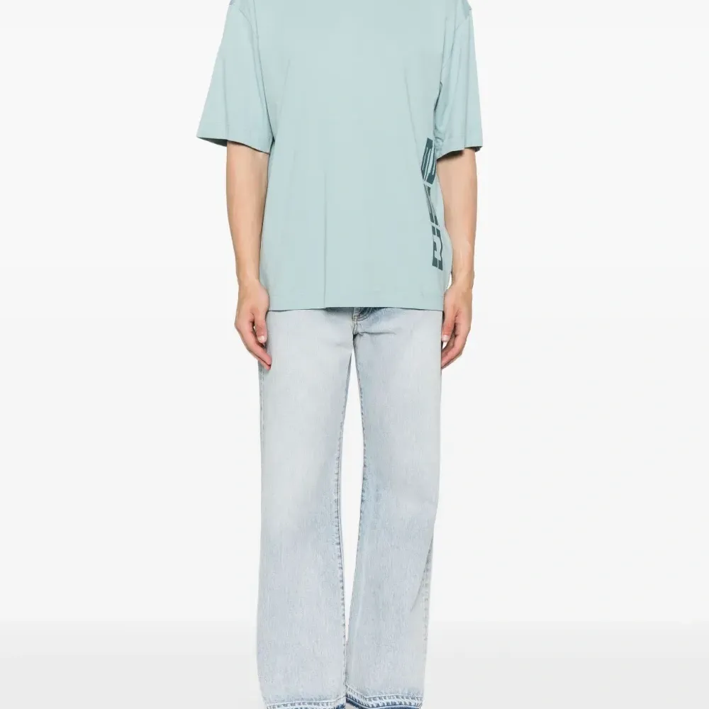 футболка с логотипом