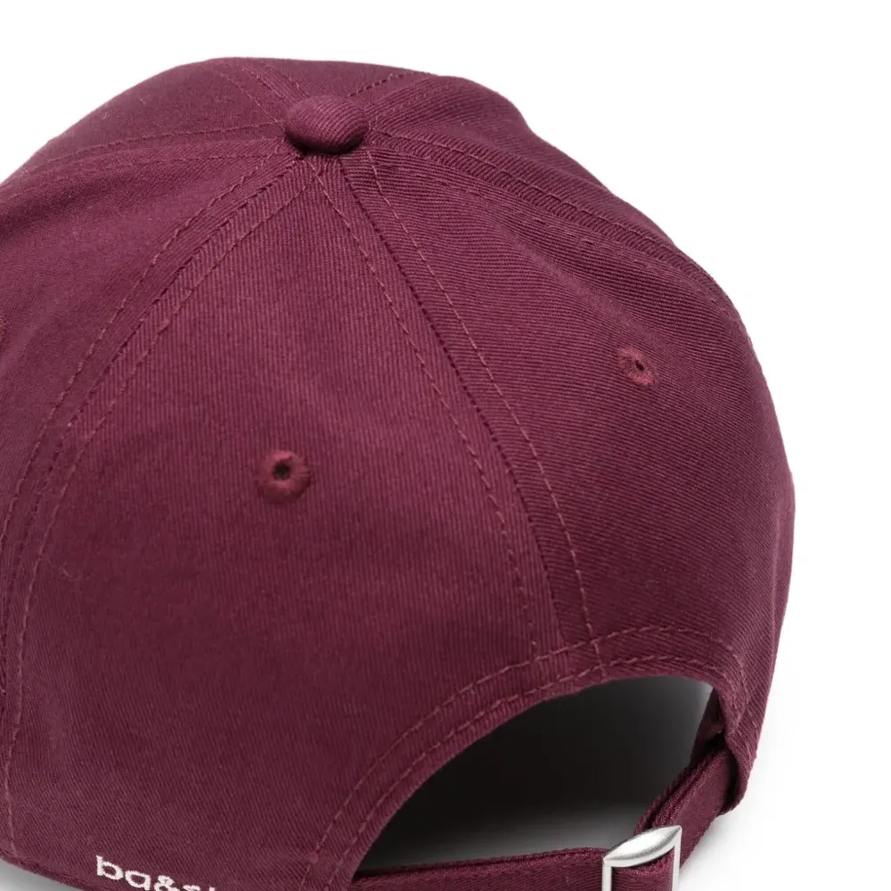 бейсболка с вышитым логотипом